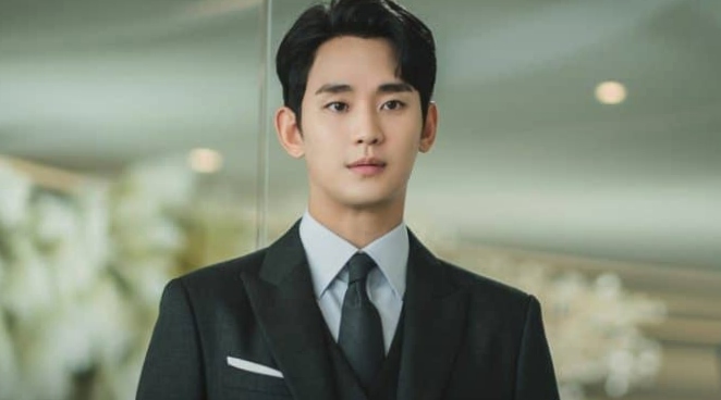The main male character Baek Hyun-woo of quenn of tears standing in office