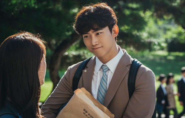 The main villain Jang Jang Jun-woo from Vincenzo watching toward Hong Cha-young