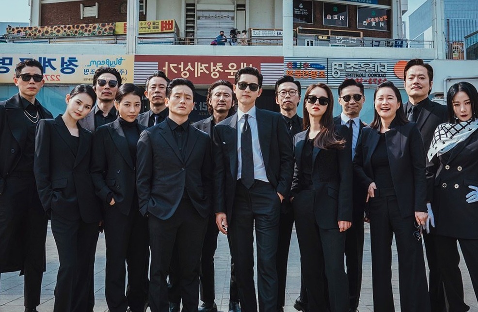 The all main leads and supporting characters from Vincenzo are taking their group Picture