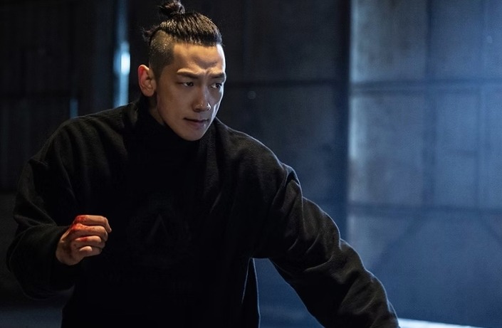 The villain Rain in a fighting pose from bloodhounds season 2
