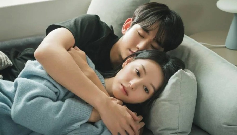 The romantic scene of main characters of Queen of Tears