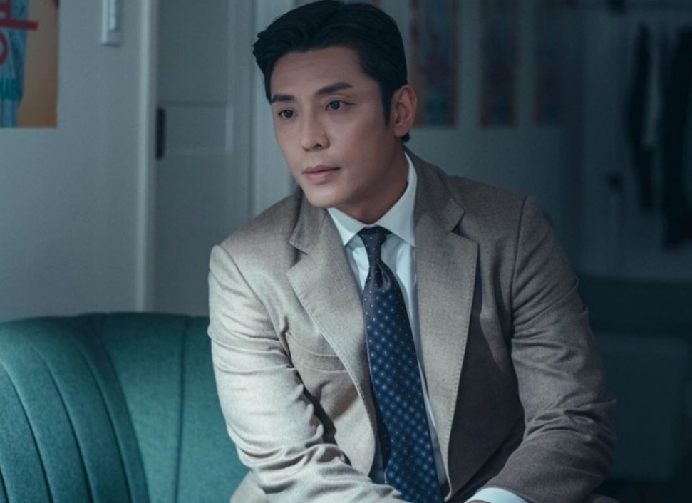 Kim Joo-hun as Choi Da-ha in Big Mouth and the real villain