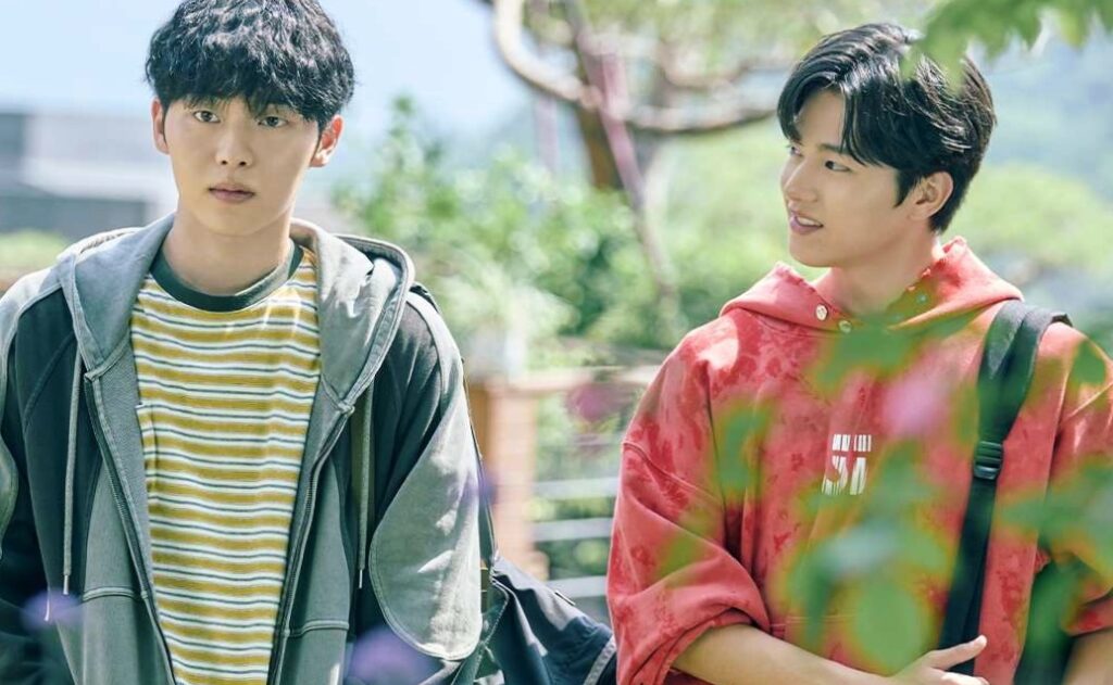 Choi Min sik and Choi Hyun wook navigate something in Notes from the Last Row