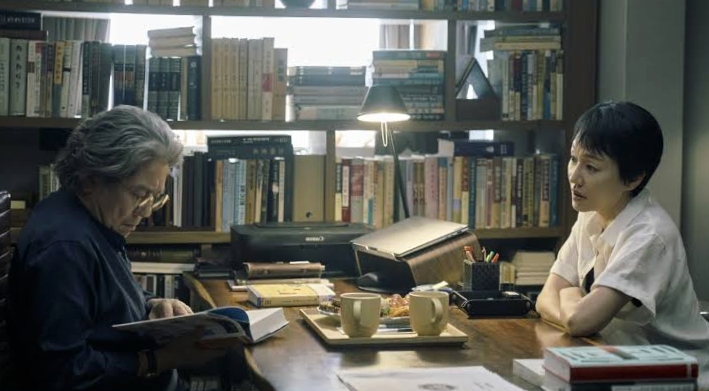 Heo Mun-oh and Jo Hyun Suk are sitting in home and talking about something