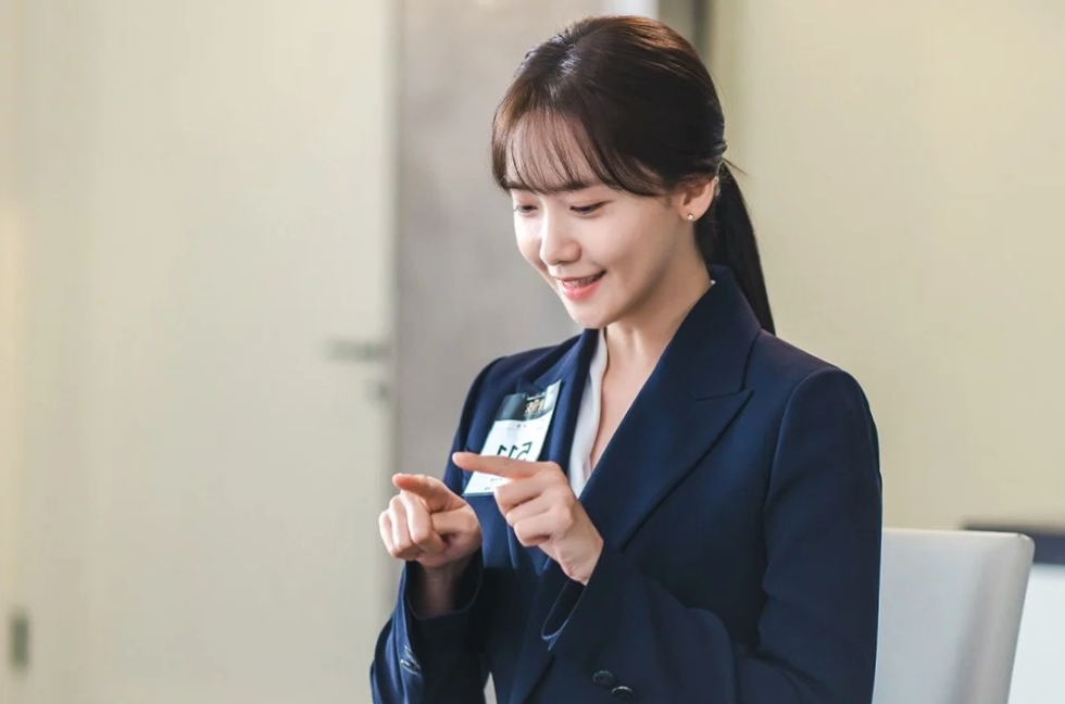 Cheon Sa-rang the character played by Yoona in King the Land is smiling and pointing her picture toward something