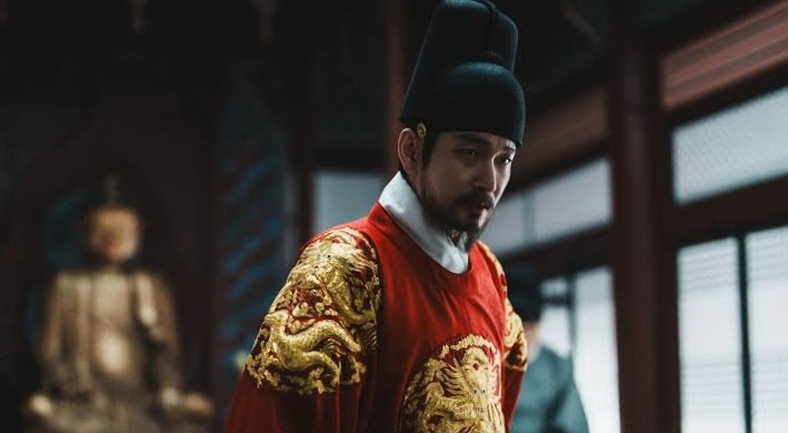 Cho Seung-woo as king in The East Palace