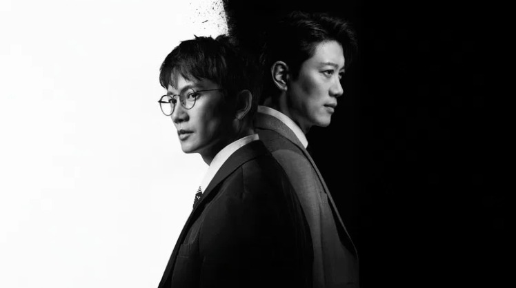 The main leads the main antagonist and protagonist of The Judge Returns are shown in one frame