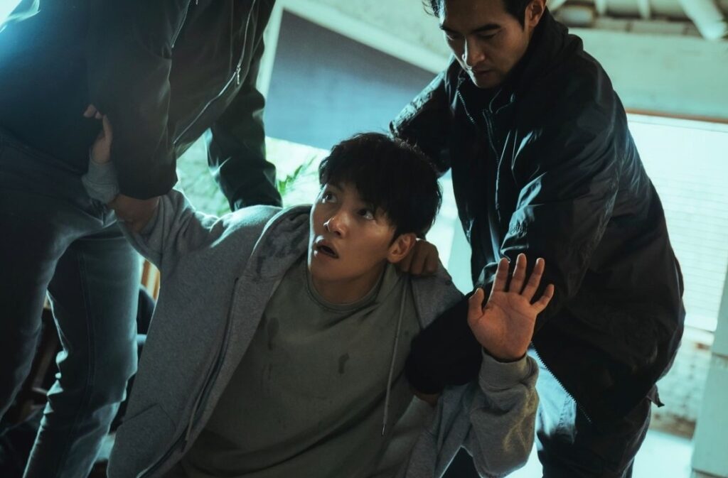 The main antagonist whose character is played by Ji Chang Wook is caught by people in The Manipulated