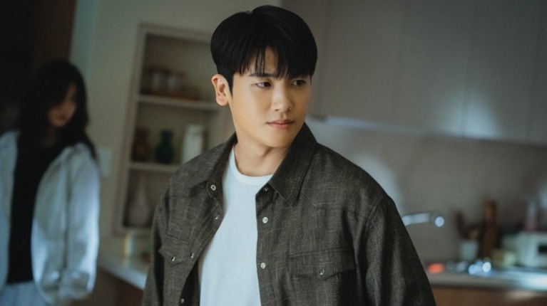 2. Park Hyung-sik as Jung Yi-hyun in Happiness Korean Drama