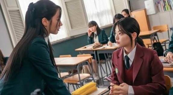 The two main leads of Friendly Rivalry are talking with each other