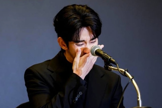 Kim Soo-hyun is crying in front of media to prove his innocence