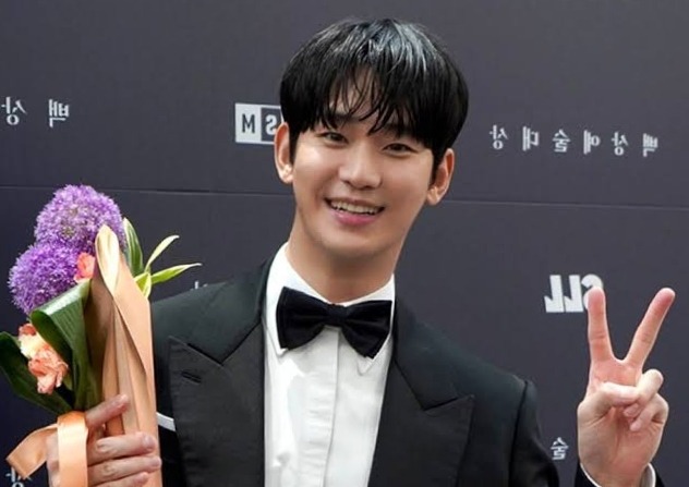 Kim Soo-hyun is happy standing with his winning award
