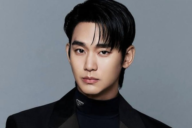 Kim Soo-hyun is standing for image in model pose with serious face