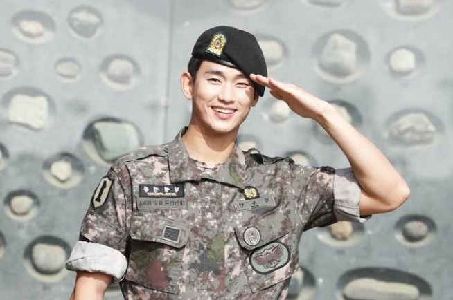 Kim Soo-hyun is saluting the army uniform