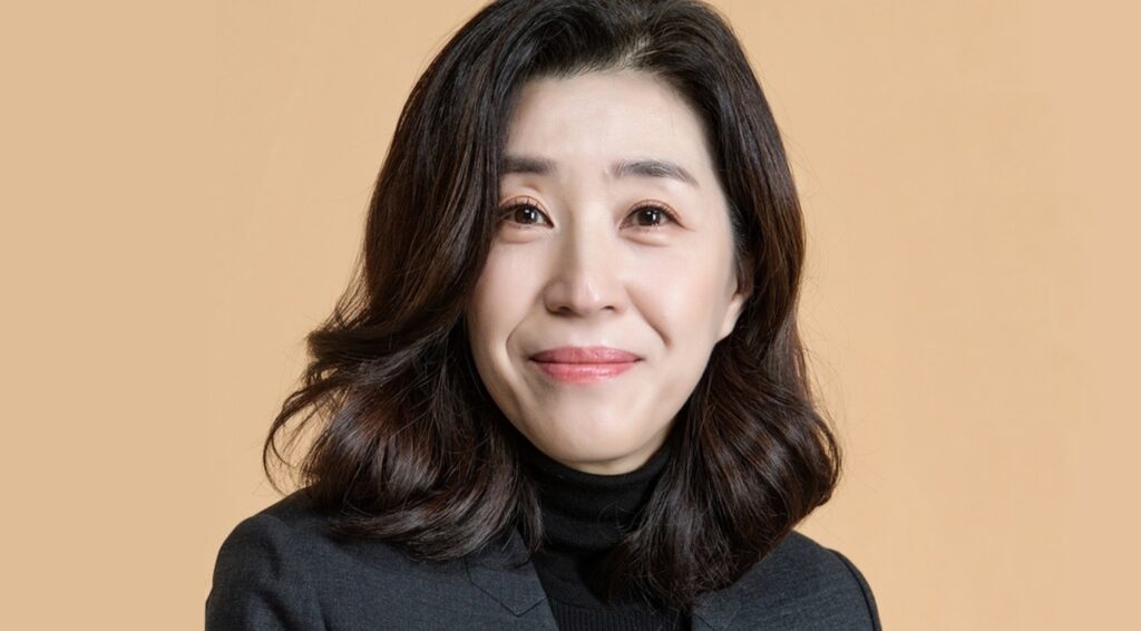 Jo Min ha the hacker character played by Korean actress Kim Mi kyung in Healer kdrama