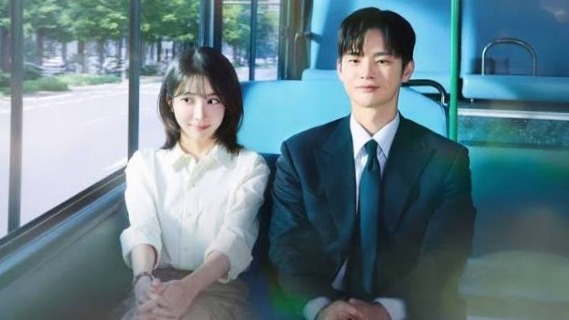 The main leads of See You at Work Tomorrow are sitting together in the bus