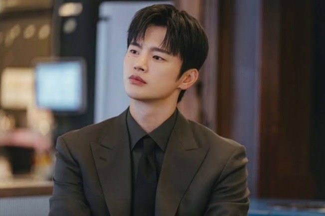 Seo In-guk as Kang Si-woo in See You at Work Tomorrow