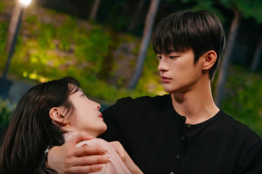 The romantic scene between the main lead of See You at Work Tomorrow where male lead holding female lead in his hands