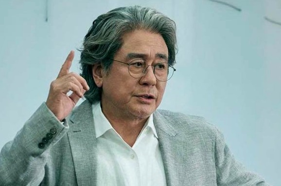 Heo Mun-oh the character played by Choi Min-sik in Notes from the Last Row and he is talking with someone