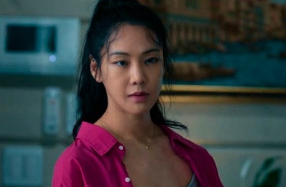 Ahn Eun-joo the character played by Kim Yoo Jin in Notes from the Last Row and she is watching toward someone in angry mood