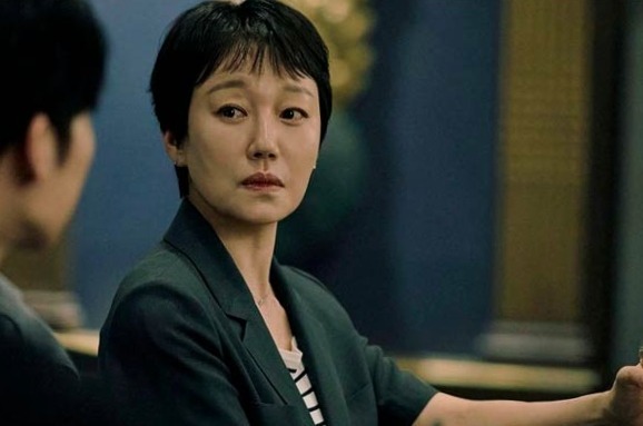 Jo Hyun suk the character played by Jin Kyung in Notes from the Last Row is watching toward someone