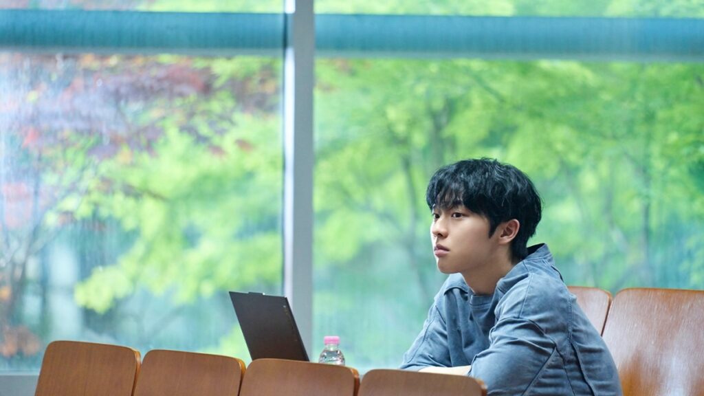 Lee Kang the charcater played by Choi Hyun-wook in Notes from the Last Row and is sitting on the chair and thinking about some thing