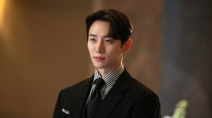 Gu Won the character played by Lee Jun-ho is atnding straight and watching toward someone in King the Land