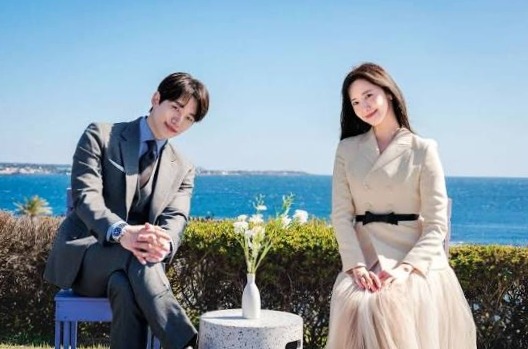 The happy moment between the main leads in King the Land where both of them sitting with a beautiful aesthehtic background