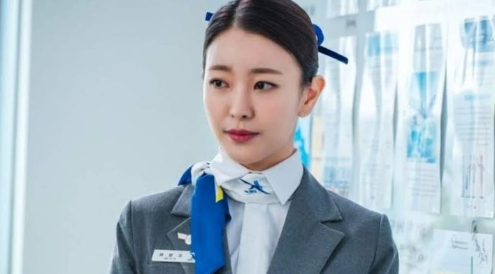 Oh Pyeong-hwa the character played by Go Won hee in King the Land is watching toward someone