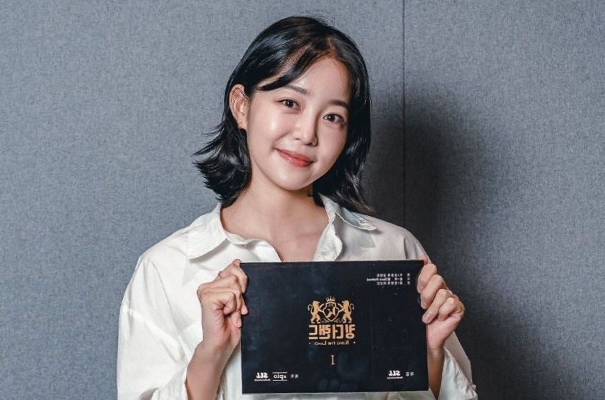 Kang Da eul the character played by Kim Ga eun in King the Land is sitting showing poster of drama