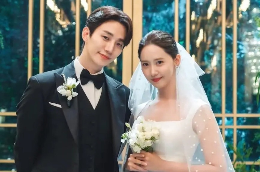 The marriage scene from the King the Land where both main lead get married and standing for picture