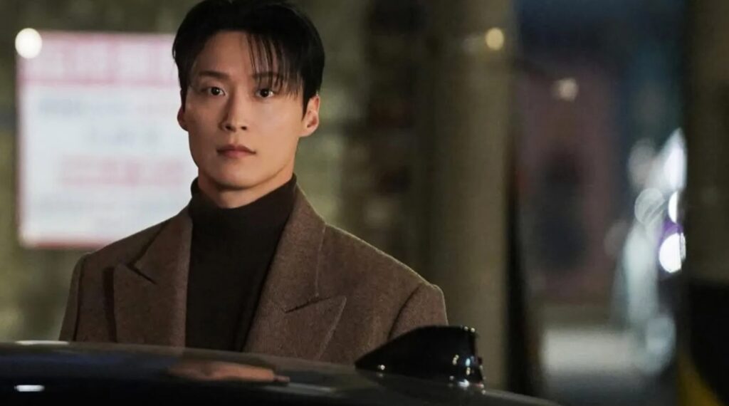 The main lead Cha Se gye the character played by Heo Nam jun in My Royal Nemesis and he is standing straight