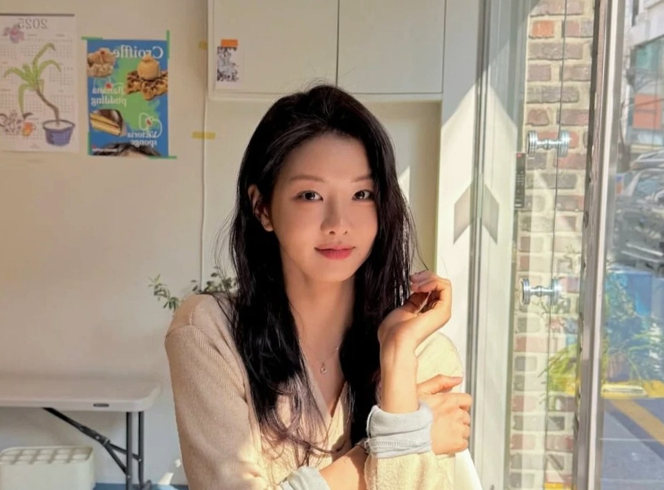 Yoon Ji-hee the character played by Lee Se hee in My Royal Nemesis where she is sitting for taking the picture