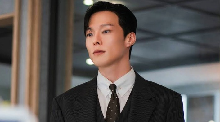 Gong Ji-hyeok the character played by Jang Ki yong in the Dynamite Kiss as the the main lead and he is watching toward someone