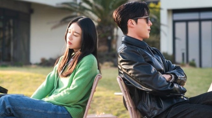 The happy moment between the main leads in Dynamite Kiss where both of them are enjoying by sitting in the rays of sun