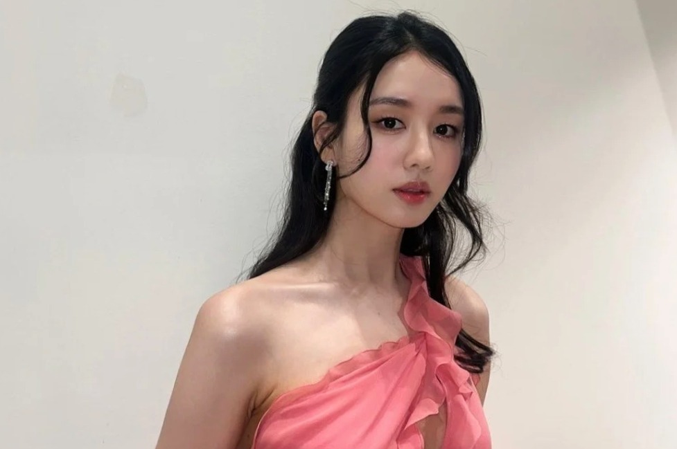 Go Da rim the character played by Ahn Eun-jin in Dynamite Kiss and she is standing iin a model pose for picture