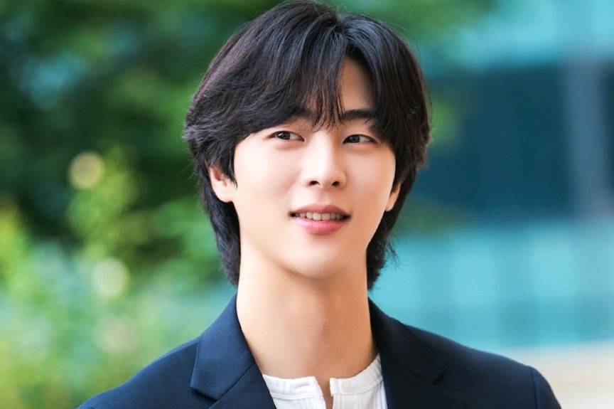 Seon-u the character played by Kim Mu-joon in Dynamite Kiss and he is smiling by looking at someone