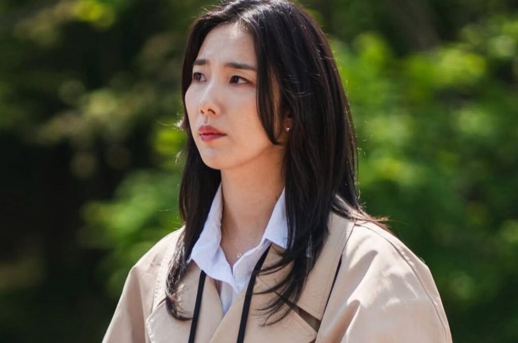 Gong Ji hye is standing in anxiety in Dynamite Kiss