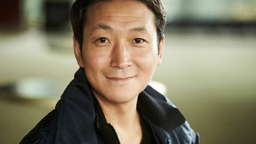 Choi Kwang il play the role of Gong Chang ho in Dynamite Kiss and he is smilling 