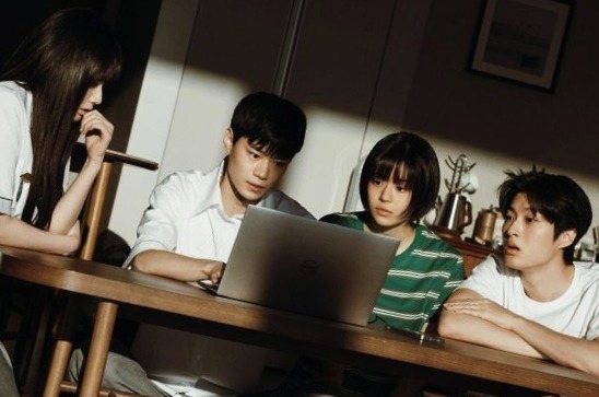 The alll the main leads of If Wishes Could Kill are watching something on laptop