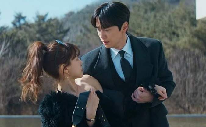 The romantic moment in Reborn Rookie where the main male lead holding the female lead in his hands