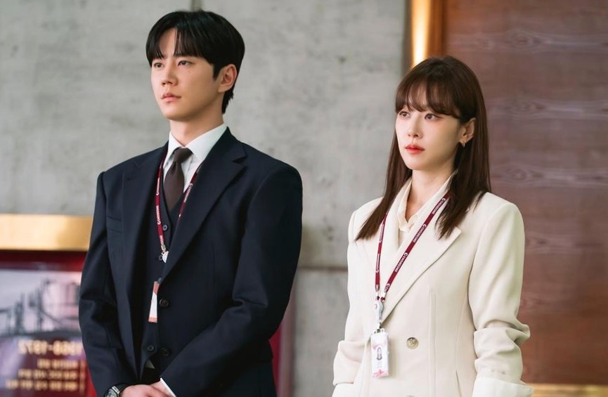 The main leads of Reborn Rookie are standing straight and looking at something