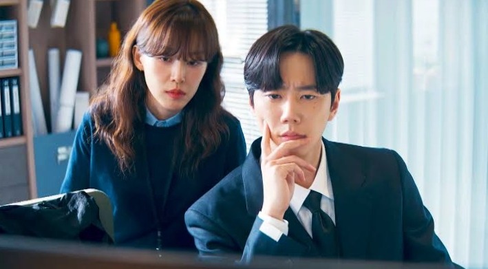The main characters of Reborn Rookie are focusing on something