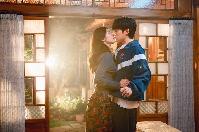 A romantic scene between Eun-sae and Tae-ha in Our Sticky Love