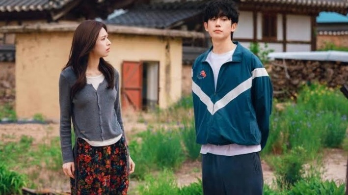 Eun-sae and Tae-ha are talking on something in Our Sticky Love