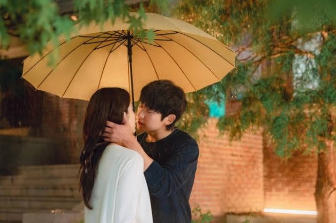 The romantic scene from the Our Sticky Love where Eun-sae and Tae-ha are kissing