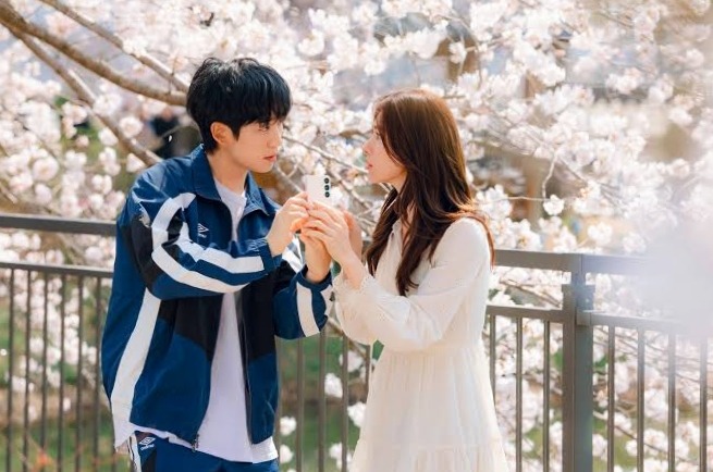 A romantic moment between the Eun-sae and Tae-ha in Our Sticky Love