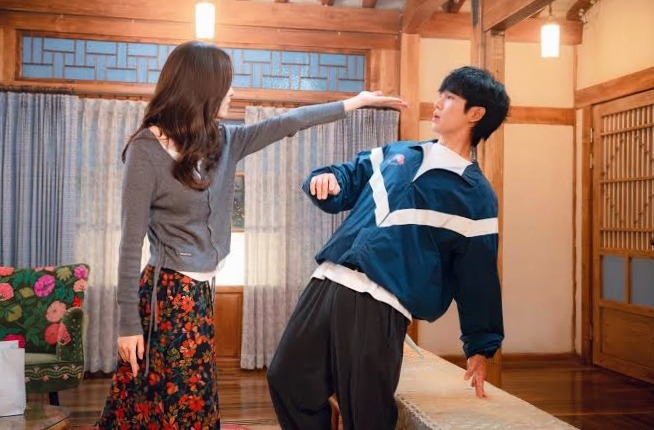 Eun-sae is beating Tae-ha in Our Sticky Love