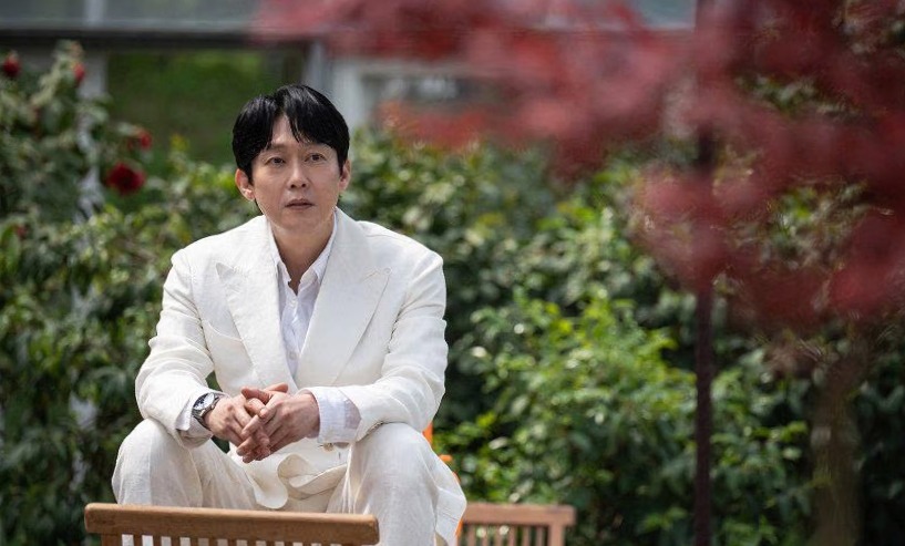 Park Byung-eun as Lee Chung-won in The Apartment Job