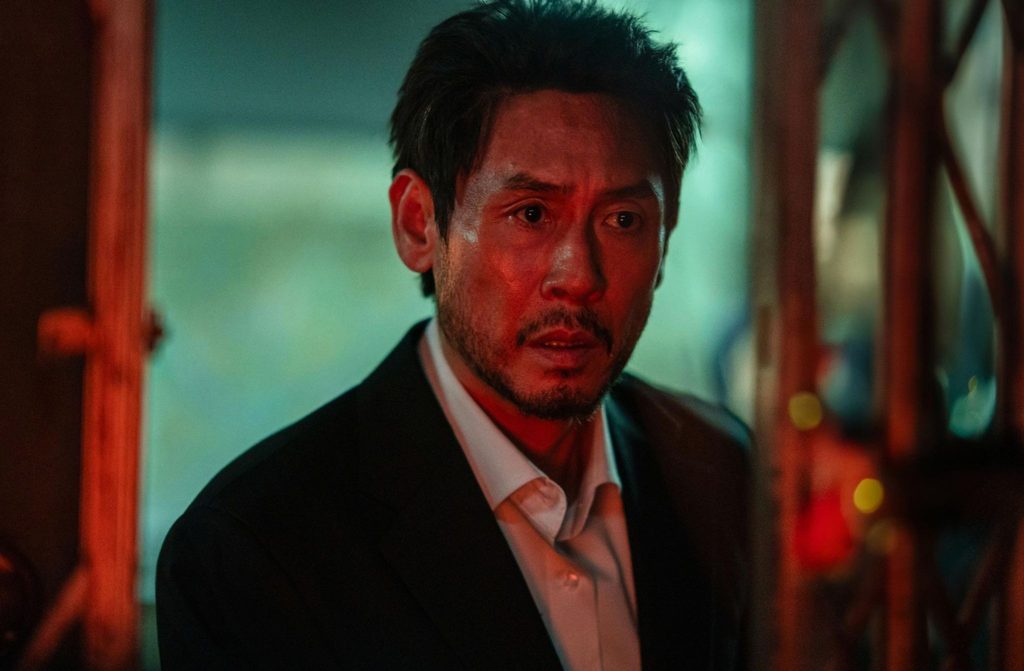 Mousetrap Netflix drama scene showing Je Moon-jae alone in his high rise Seoul apartment